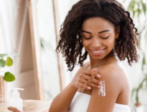 Enlever le bronzage des mains et des jambes